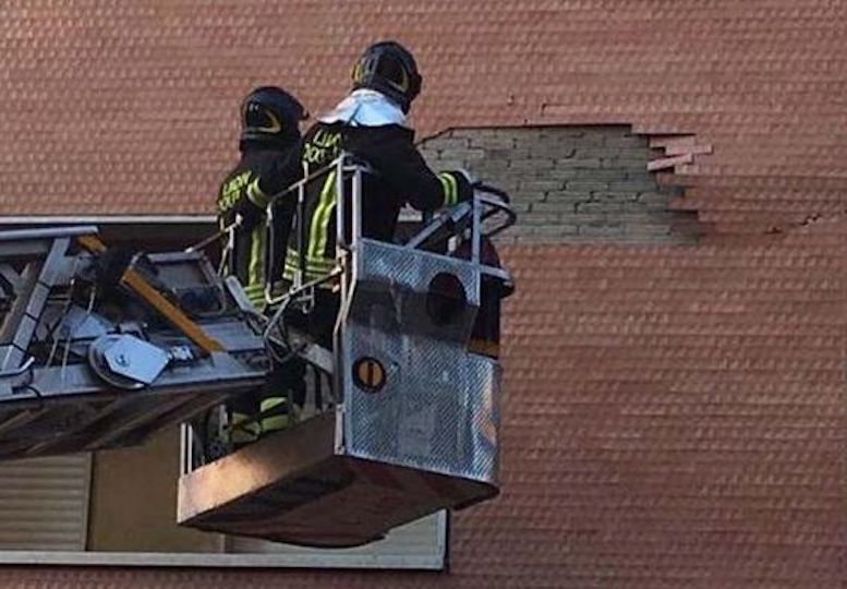 Sentenza: CALCINACCI IN STRADA, INTERVENTO IMMEDIATO, SENZA ASSEMBLEA