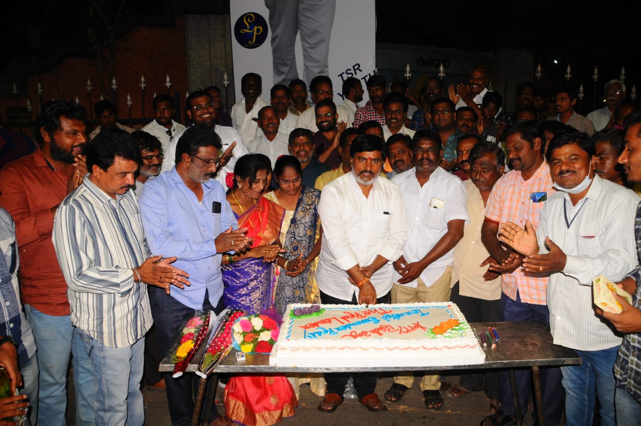 అభిమానుల మధ్య కేక్​ కట్​ చేస్తున్న సురేందర్​ రెడ్డి