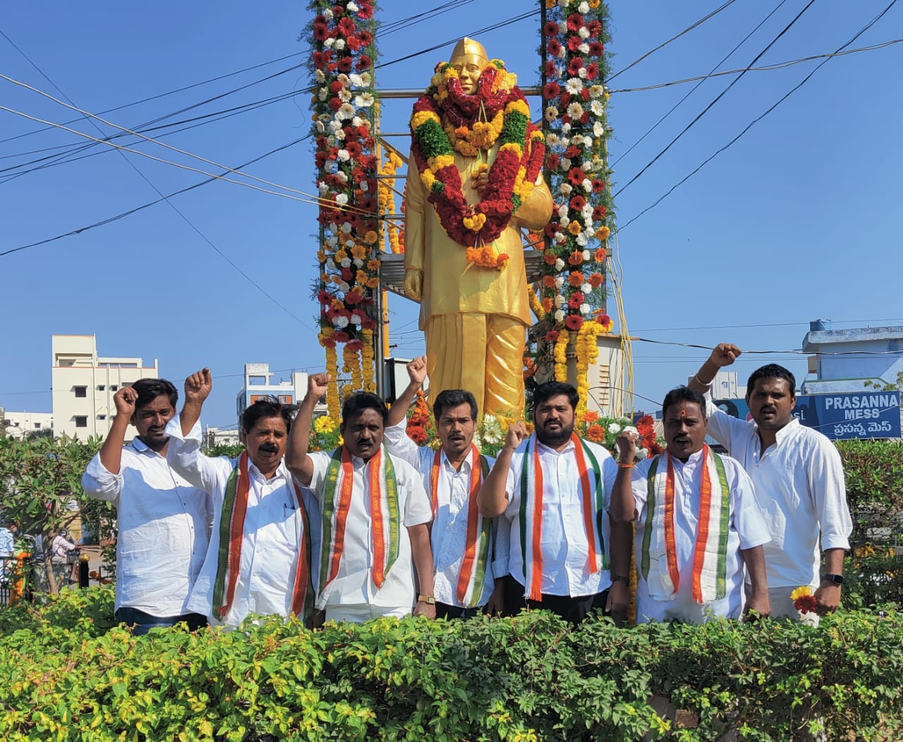 సంజీవయ్య విగ్రహానికి పూలమాల వేస్తున్న లక్ష్మి నరసింహ యాదవ్​