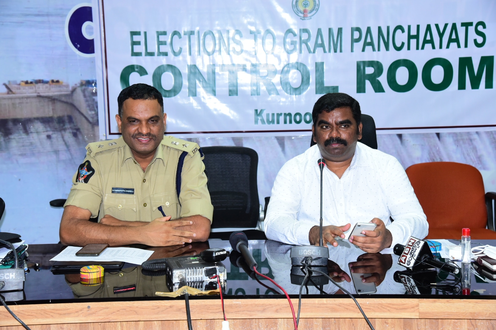 విలేకరులతో మాట్లాడుతున్న జిల్లా ఎన్నికల అథారిటీ, కలెక్టర్​ జి. వీరపాండియన్​, ఎస్పీ ఫక్కీరప్ప