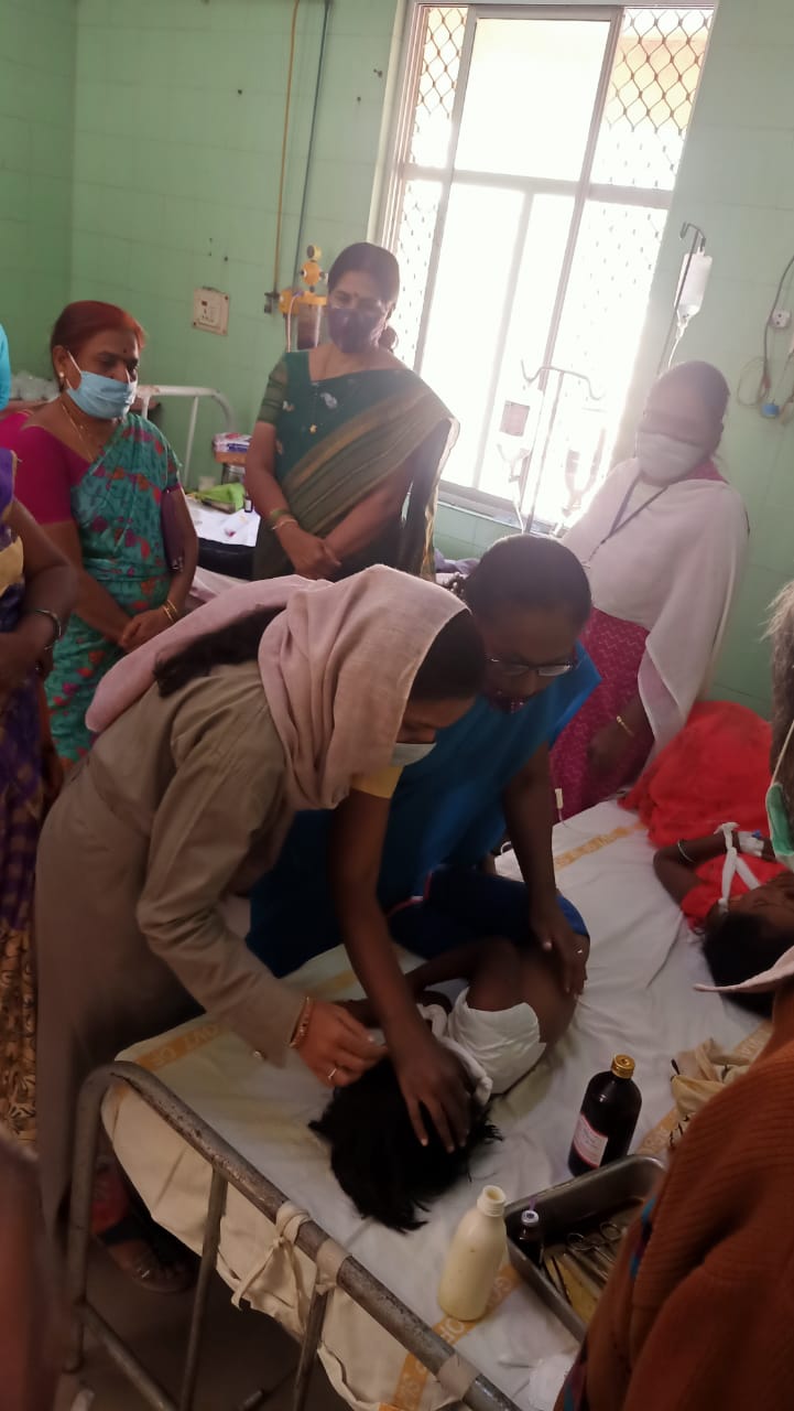 క్షతగాత్రులను పరామర్శిస్తున్న హసీనాబేగం