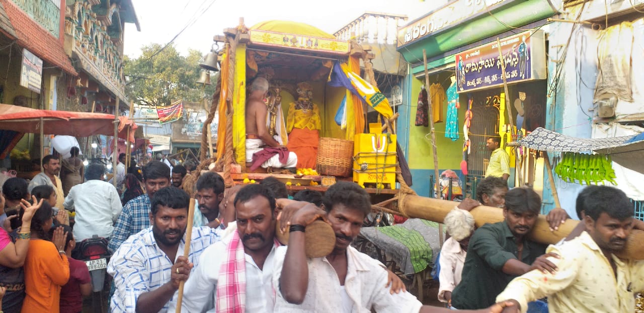 నరసింహ స్వామిని పల్లకిలో ఊరేగిస్తున్న భక్తులు