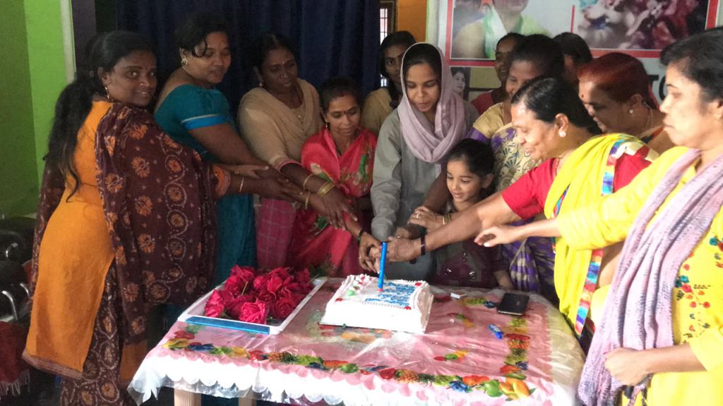 కేక్​ కట్​ చేస్తున్న ఎన్​డబ్ల్యూపీ జిల్లా అధ్యక్షురాలు హసీనాబేగం