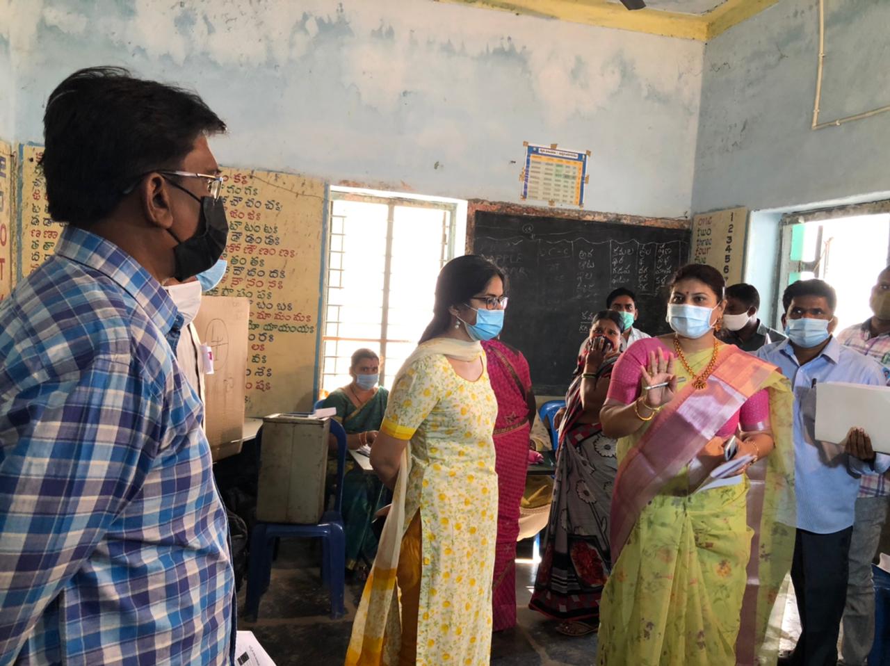 ఎన్నికల కౌంటింగ్​ను పరిశీలిస్తున్ననంద్యాల సబ్​ కలెక్టర్​ కల్పన కుమారి, తహసీల్దార్​ నాగమణి