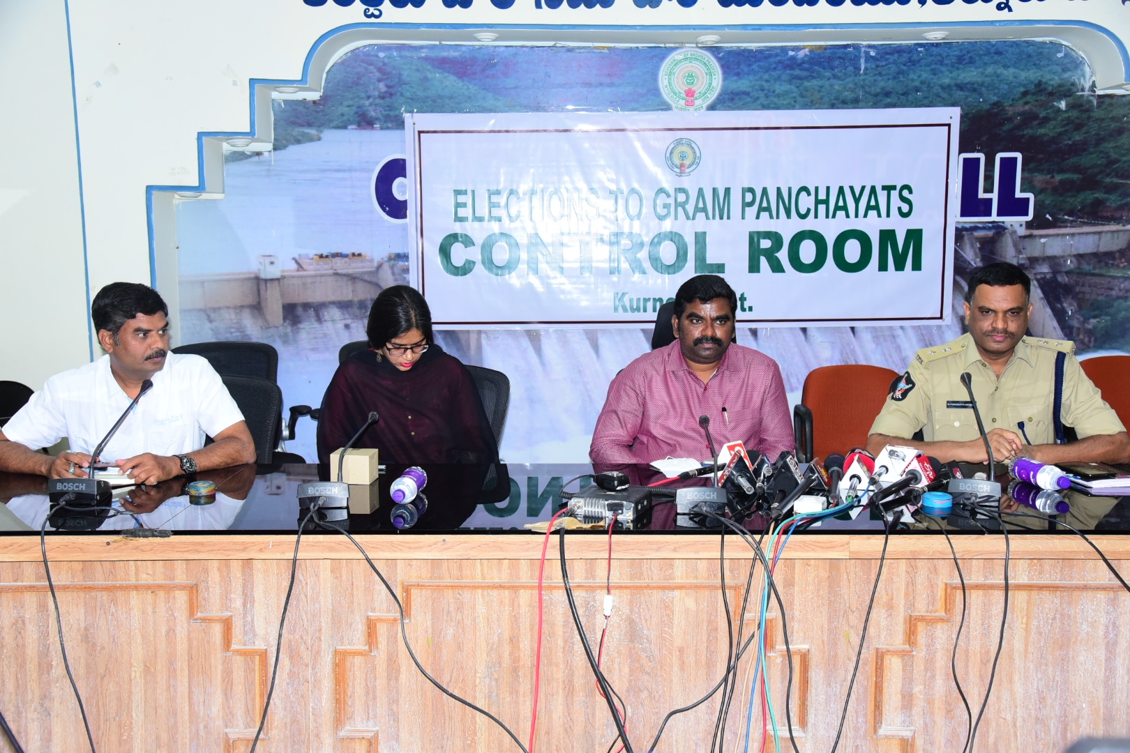 విలేకరులతో మాట్లాడుతున్న కలెక్టర్​ జి. వీరపాండియన్​, ఎస్పీ ఫక్కీరప్ప