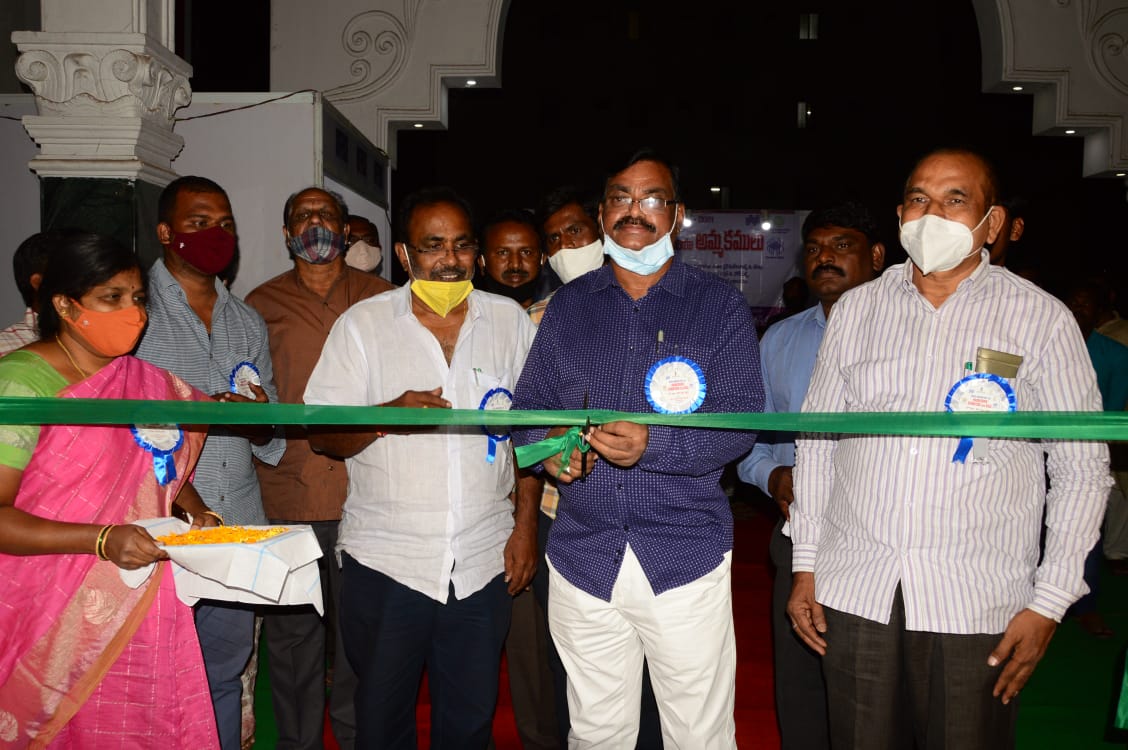 చేనేతవస్ర్తాలయంను ప్రారంభిస్తున్న జేసీ(3)వెల్ఫేర్​ సయ్యద్​ ఖాజా మొహిద్దీన్​