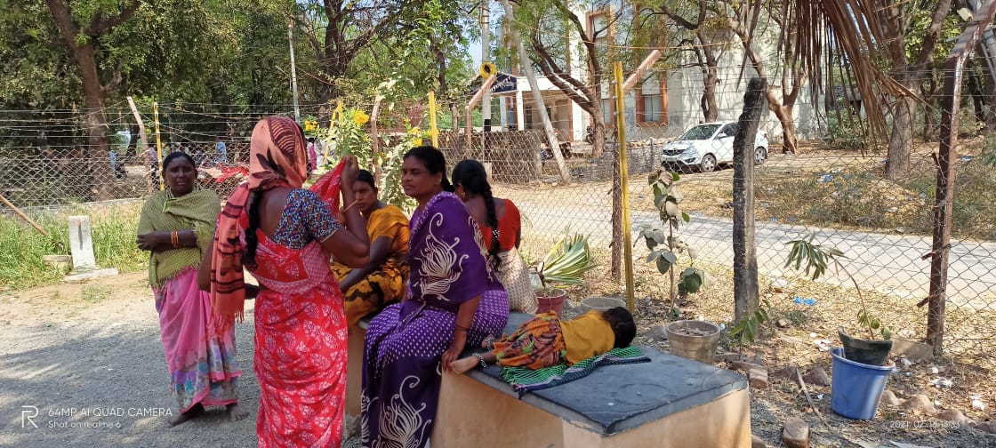 మతప్రచారకుడి పై ఫిర్యాదు చేసేందుకు పోలీస్​ స్టేషన్​కు వచ్చిన బాధితులు