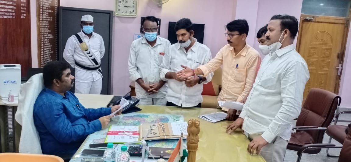 కలెక్టర్​తో మాట్లాడుతున్న బీజేపీ నాయకులు
