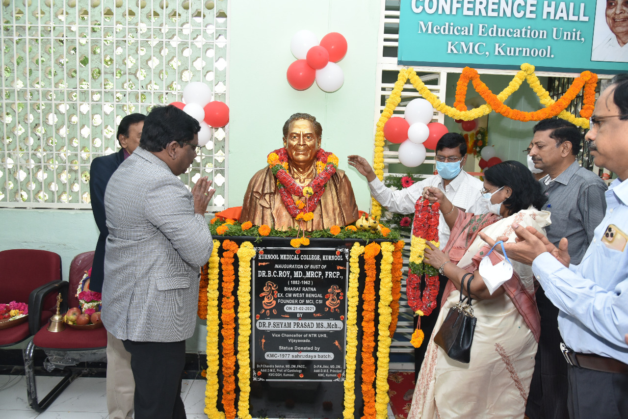 డా.బి.సి. రాయ్​ విగ్రహాన్ని ఆవిష్కరిస్తున్న డా. శ్యాంప్రసాద్