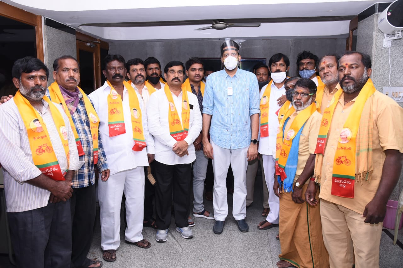 టీడీపీ నాయకులతో టీజీ భరత్​