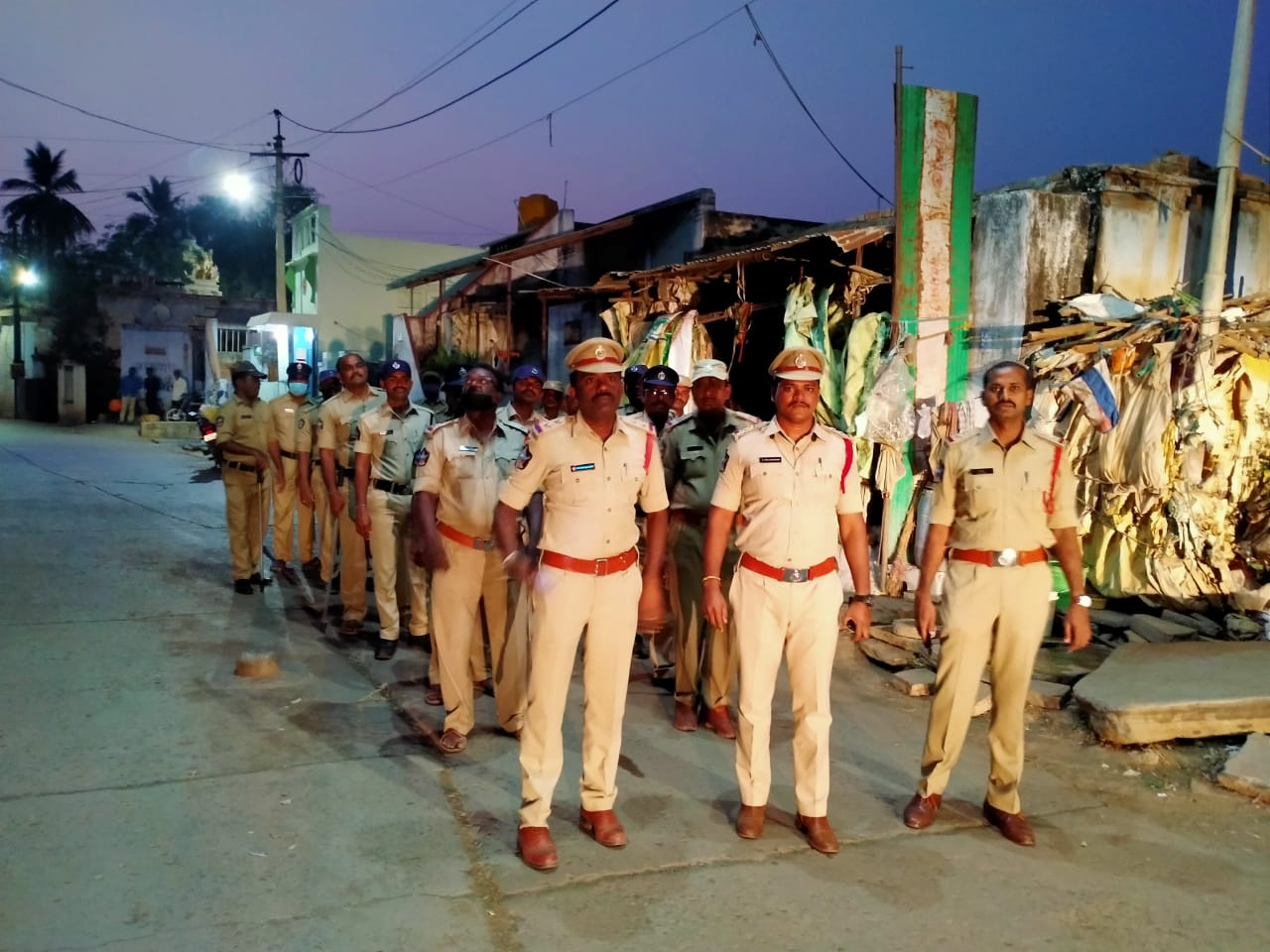 ఆళ్లగడ్డలో భారీ బందోబస్తు నిర్వహిస్తున్న పోలీసులు