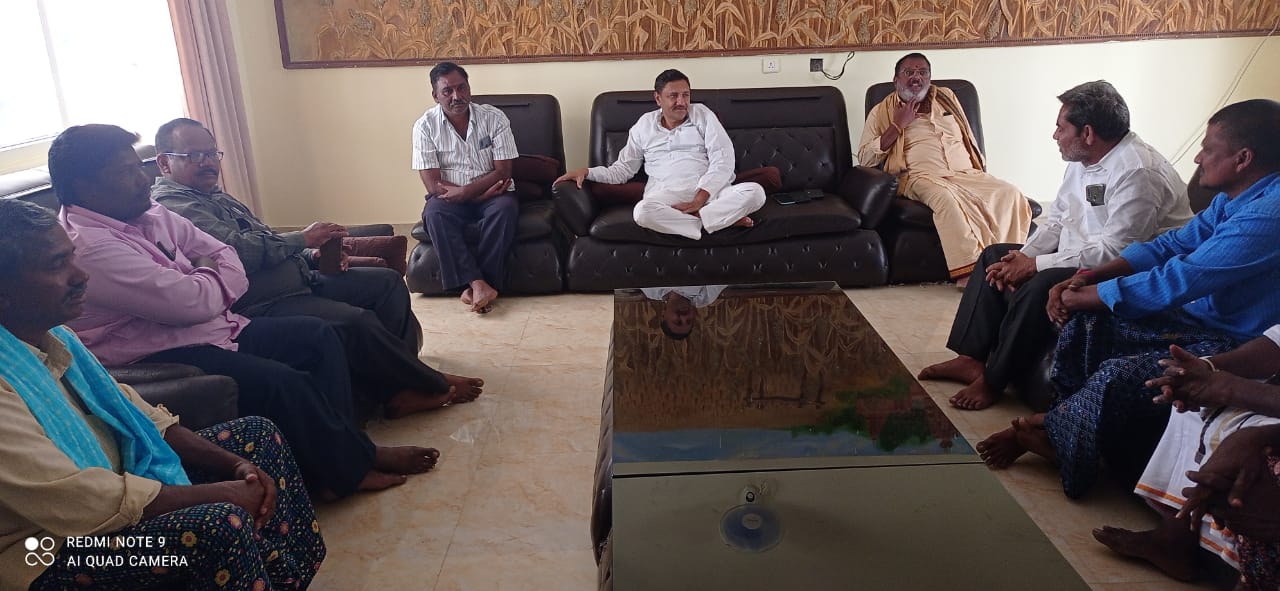 సర్పంచ్​ అభ్యర్థులతో మాట్లాడుతున్న మాండ్ర శివానంద రెడ్డి