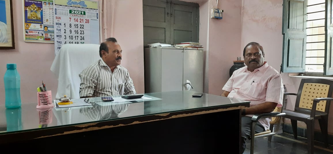 మాట్లాడుతున్న ఎంపీడీఓ నాగప్రసాద్