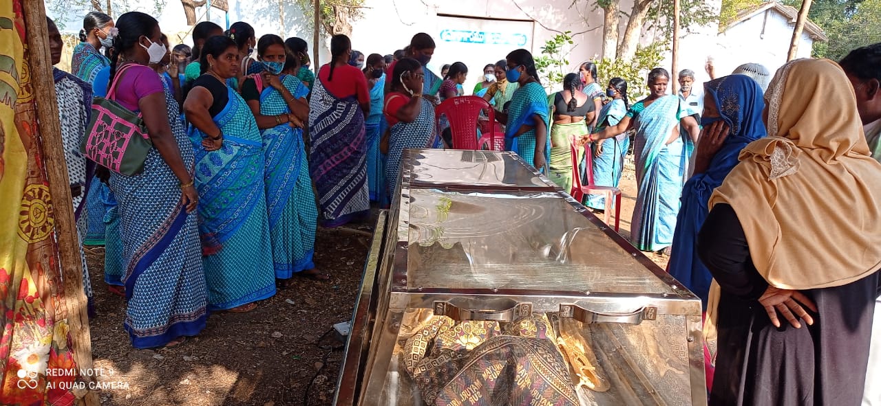 నందికొట్కూరు ఐసీడీఎస్​ కార్యాలయ ఆవరణలో నూర్జహాన్​ మృతదేహాన్ని ఉంచిన సీపీఎం నాయకులు