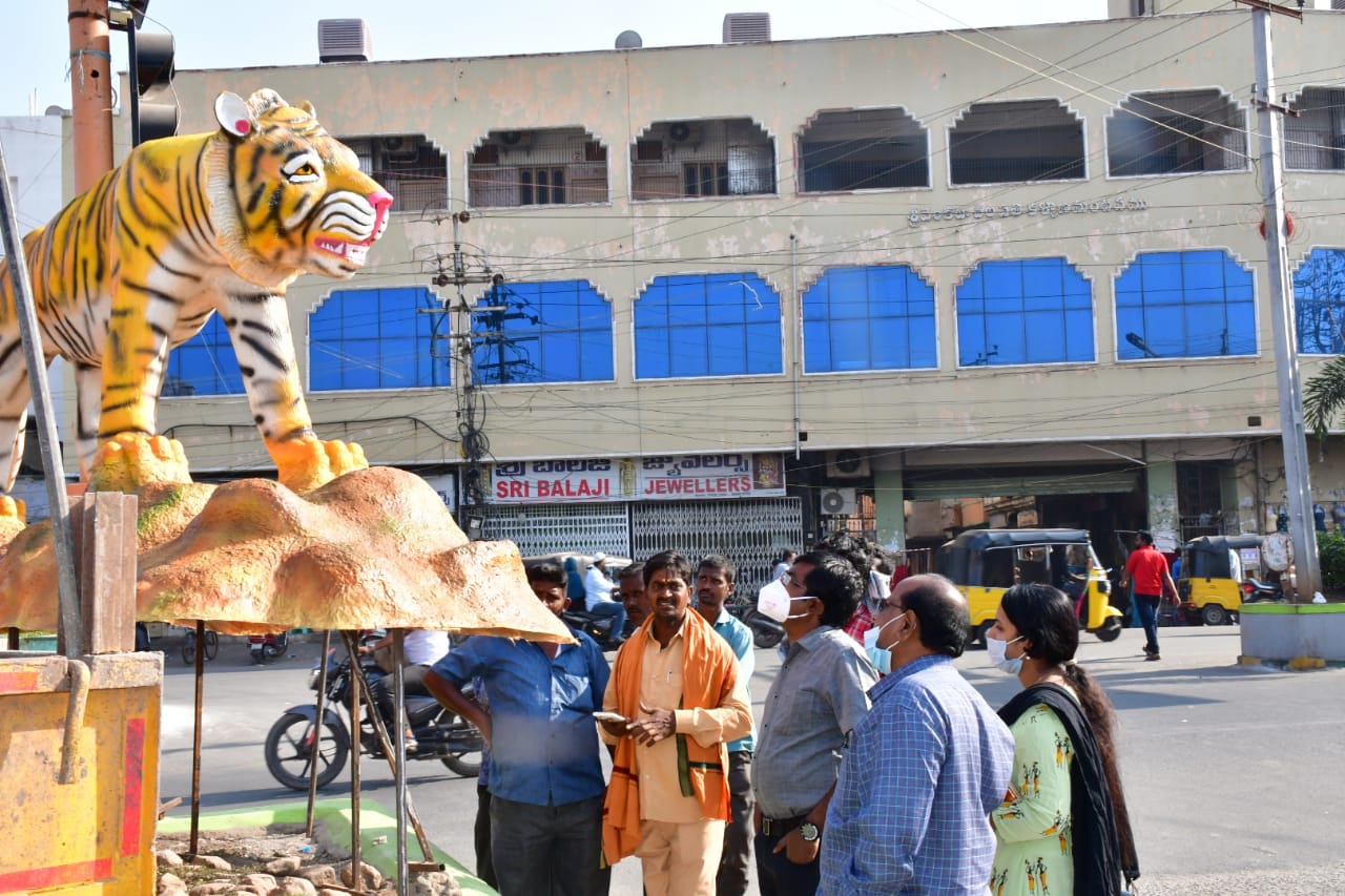 కర్నూలు కలెక్టరేట్​, సీ క్యాంపు, నంద్యాల చెక్​ పోస్టు, కొండారెడ్డి బురుజు వద్ద ఏర్పాటు చేసిన బొమ్మలు