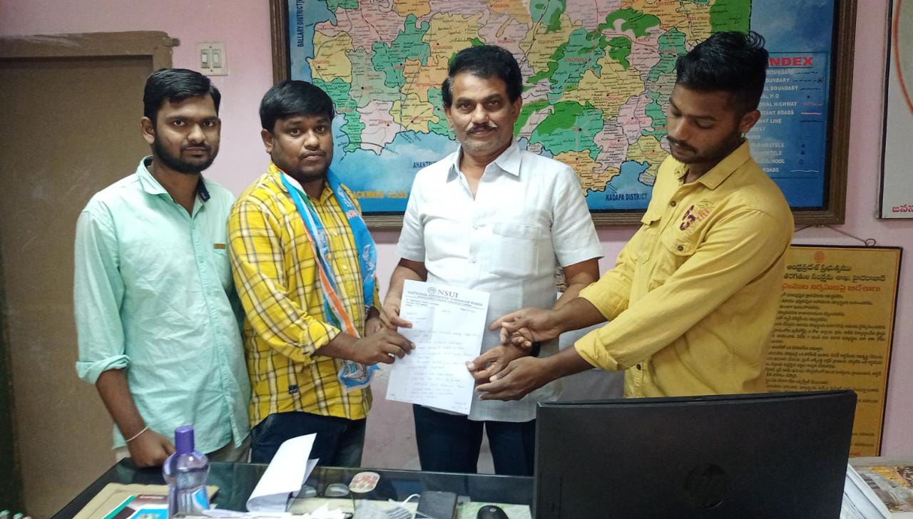బిసి వెల్ఫేర్ జిల్లా అధికారి గూడుబాయికి వినతి పత్రం ఎస్సీ వసతి గృహాల రాష్ట్ర కన్వీనర్ వీరేష్ యాదవ్