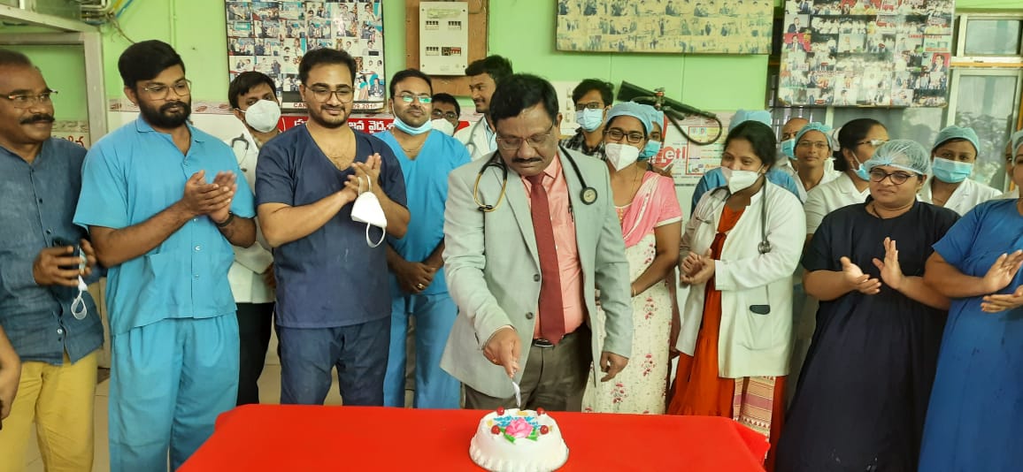 కేక్​ కట్​ చేస్తున్న గుండె వైద్యనిపుణులు డా. పి. చంద్రశేఖర్​
