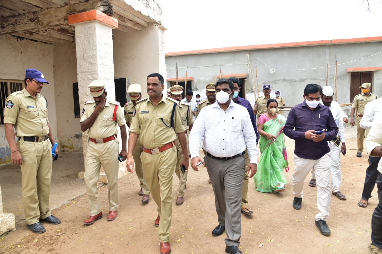 కప్పట్రాళ్ల పోలింగ్​ కేంద్రాన్ని పరిశీలిస్తున్న కలెక్టర్​, ఎస్పీ