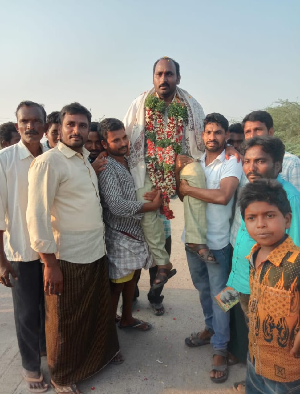 ఉపాధ్యాయుడు రవిని ఊరేగింపుగా తీసుకెళ్తున్న ఆళ్లగడ్డ గ్రామస్తులు