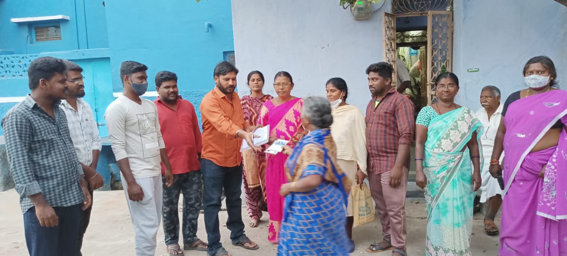 వార్డులో పర్యటిస్తున్న వైసీపీ నాయకులు