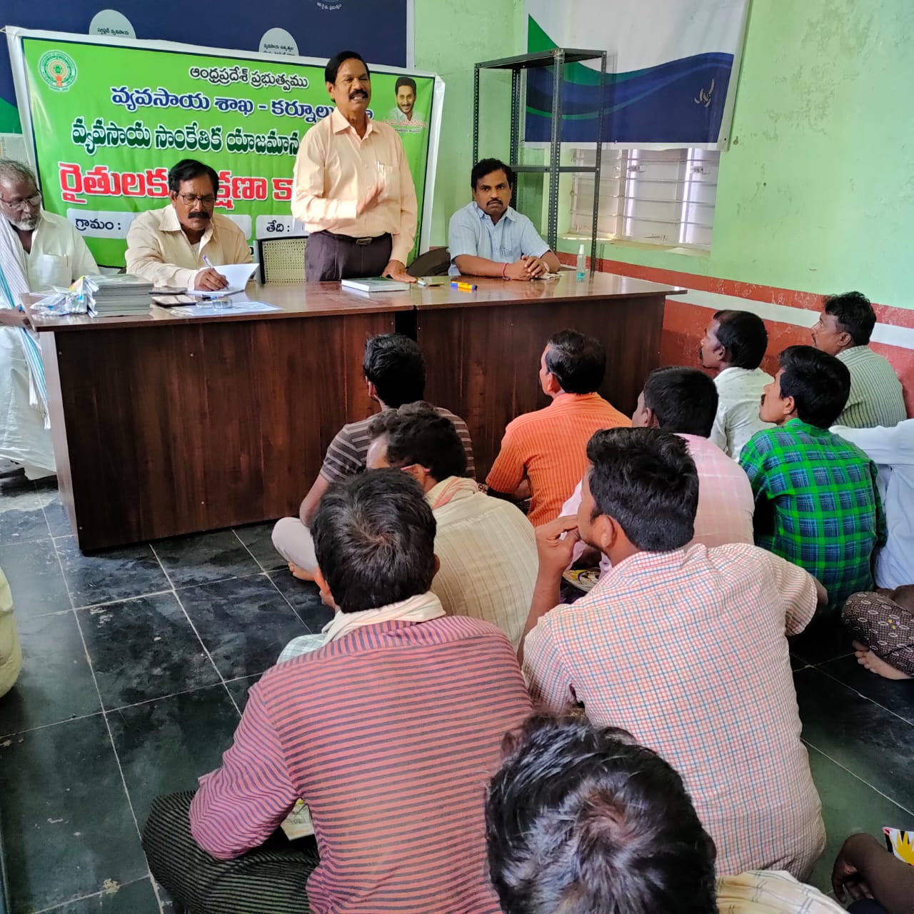 చిన్నకంబలూరు గ్రామంలో సాగుచేసిన పంటలపై రైతులకు మెలకువలు వివరిస్తున్న వ్యవసాయ అధికారులు