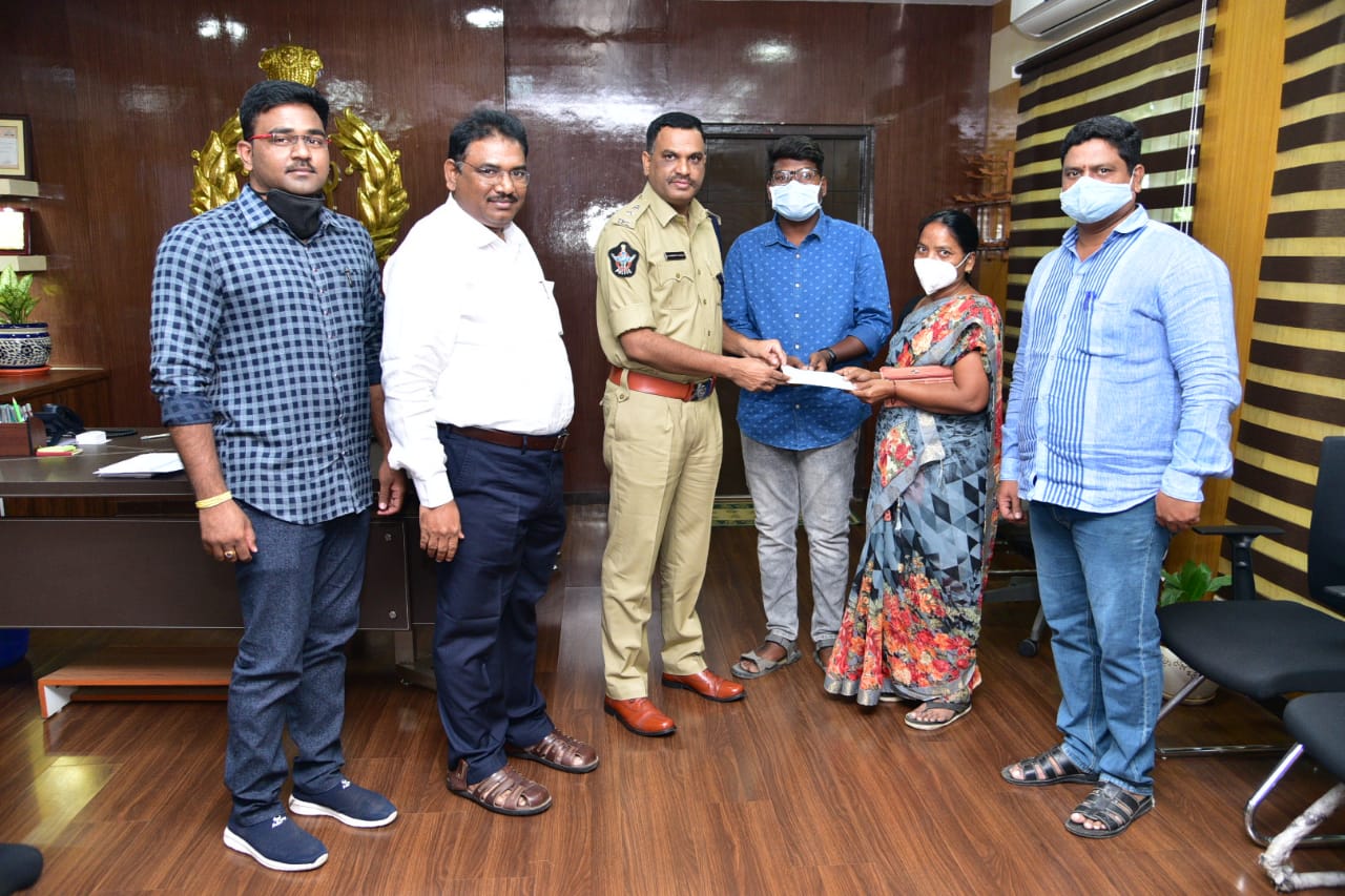 చెక్కు అందజేస్తున్న ఎస్పీ ఫక్కీరప్ప