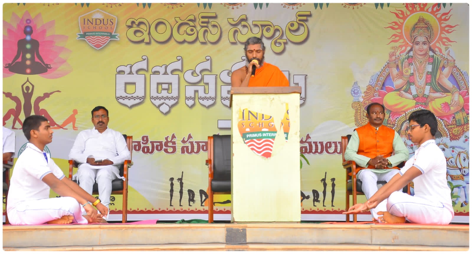 మాట్లాడుతున్న పూజ్య పాద శ్రీశ్రీశ్రీ విరజానంద స్వామీజీ