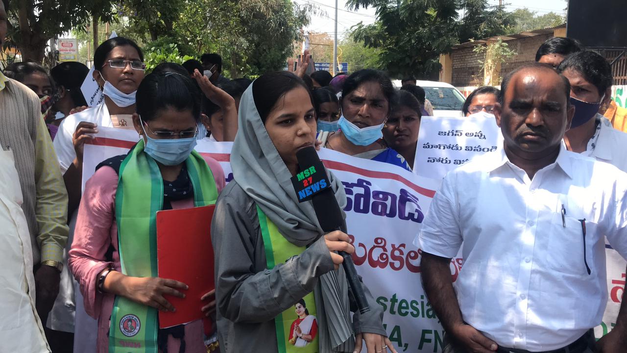 మాట్లాడుతున్న ఎన్​డబ్ల్యూపీ జిల్లా అధ్యక్షురాలు హసీనాబేగం