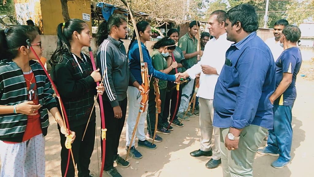 క్రీడాకారులను పరిచయం చేసుకుంటున్న డా. పార్థసారధి
