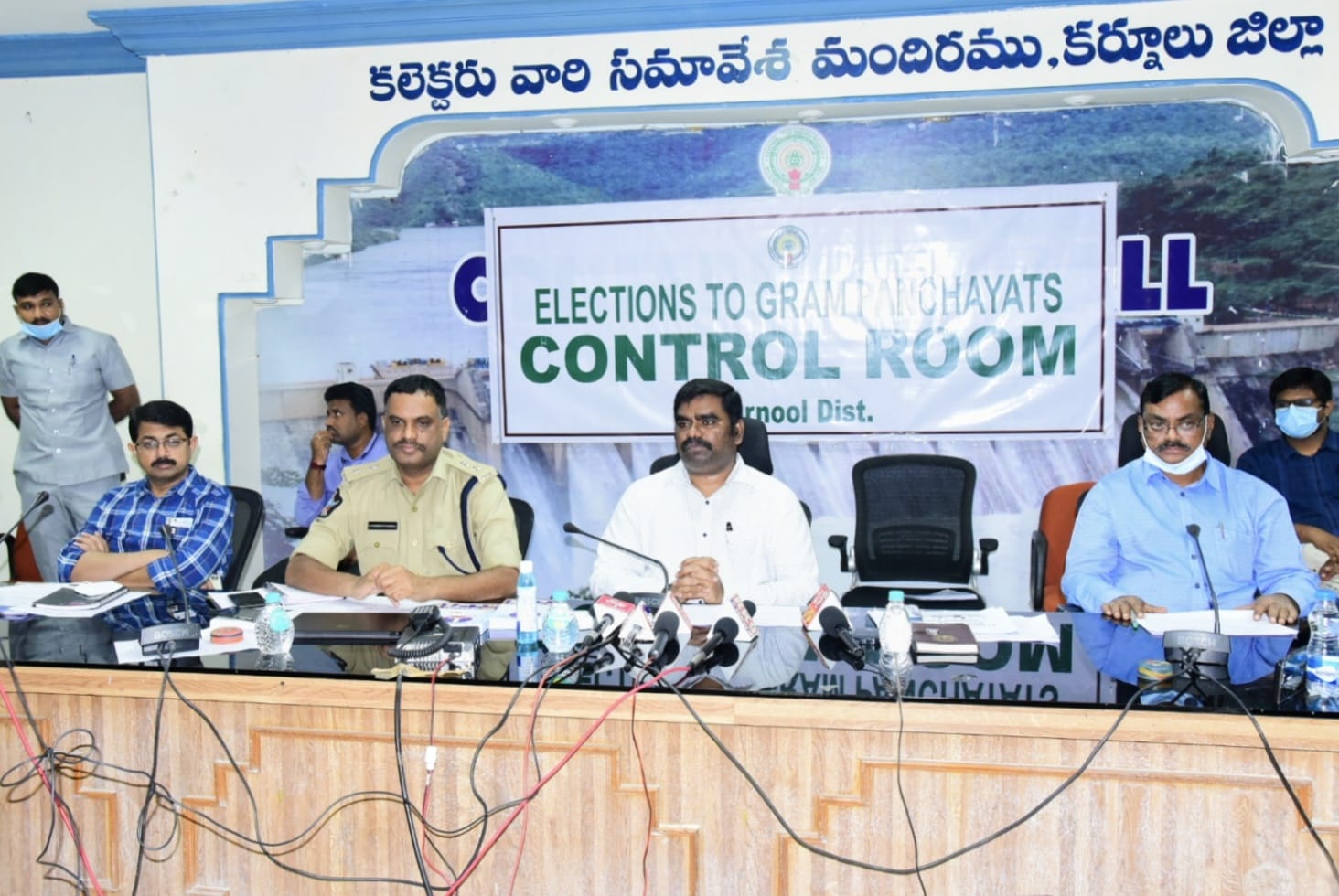 విలేకరుల సమావేశంలో మాట్లాడుతున్న జిల్లా ఎన్నికల అథారిటీ, కలెక్టర్​ జి. వీరపాండియన్​