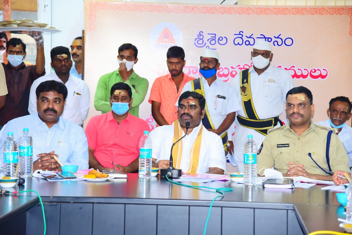 సమావేశంలో మాట్లాడుతున్న కర్నూలు జిల్లా కలెక్టర్​ జి. వీరపాండియన్​