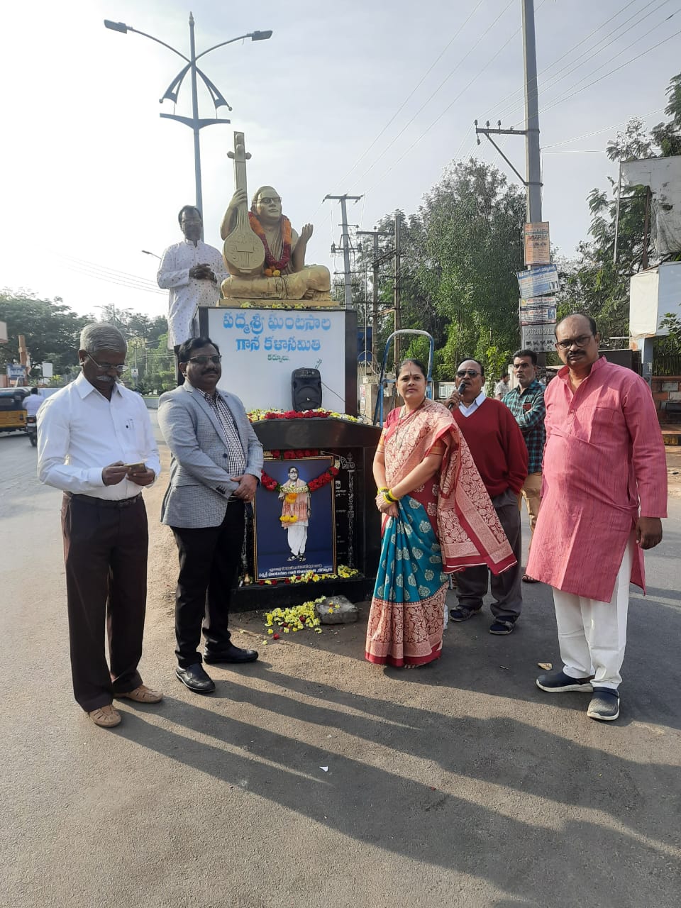 గానగంధర్వుడికి నివాళులర్పిస్తున్న ఘంటసాల గాన కళా సమితి సభ్యులు