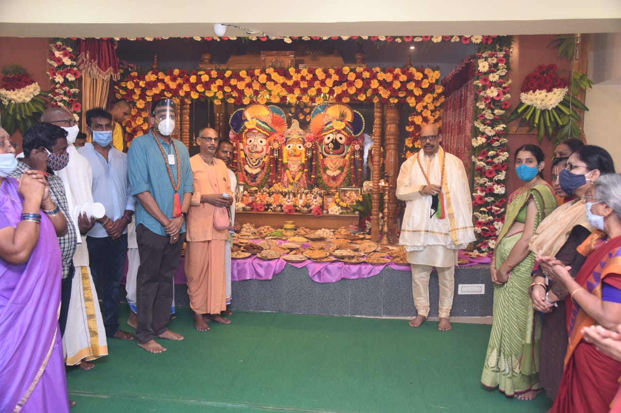 ఆలయాన్ని ప్రారంభిస్తున్న ఎంపీ టీజీ వెంకటేష్​