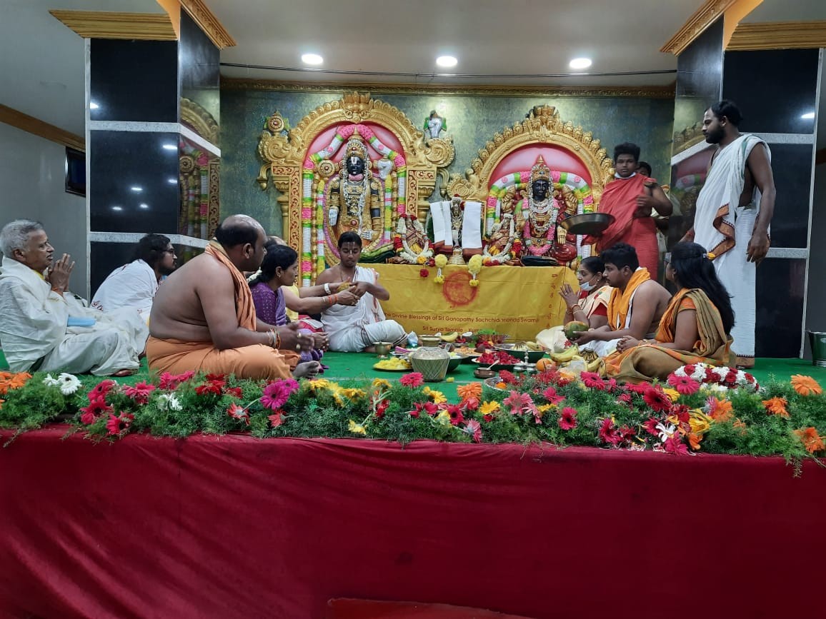 సూర్యనారాయణ స్వామి కళ్యాణోత్సవం నిర్వహిస్తున్న అర్చకులు