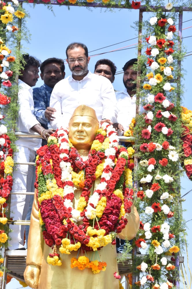 సంజీవయ్య విగ్రహానికి పూలమాల వేసి నివాళులర్పిస్తున్న ఎమ్మెల్యే హఫీజ్​ఖాన్​