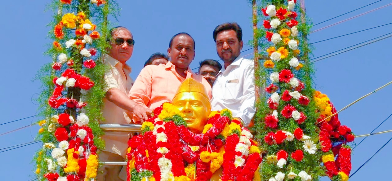 సంజీవయ్య విగ్రహానికి పూలమాల వేసి నివాళులర్పిస్తున్న మాలిక్​బాష