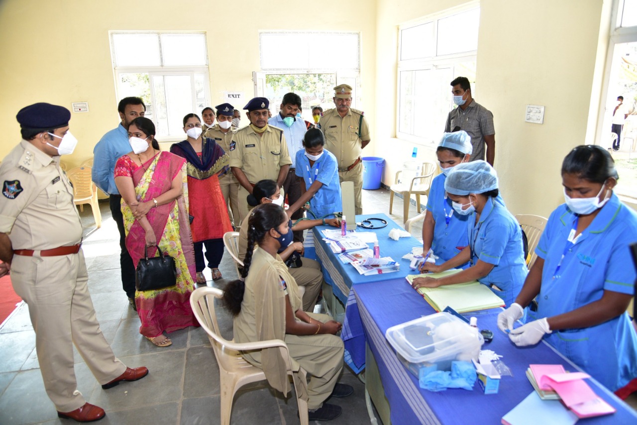 వైద్య పరీక్షలు చేస్తున్న ఓమిని హాస్పిటల్​ వైద్యులు