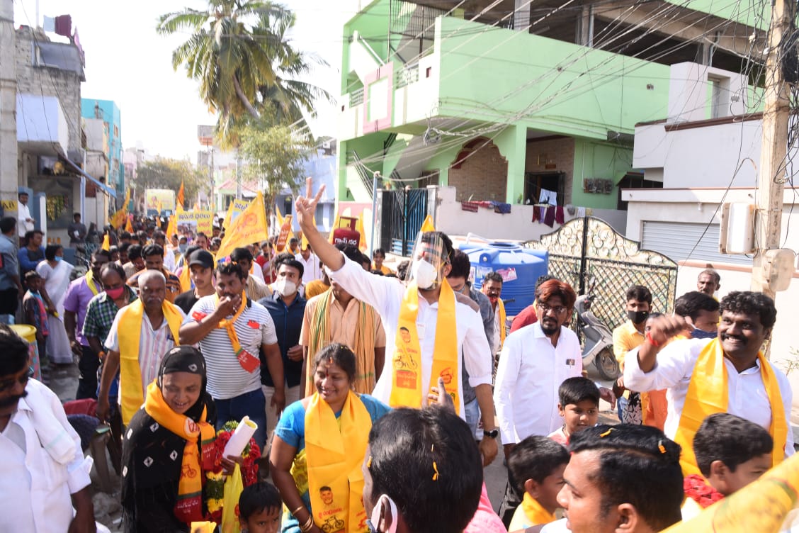 ప్రచారం చేస్తున్న టీజీ భరత్​