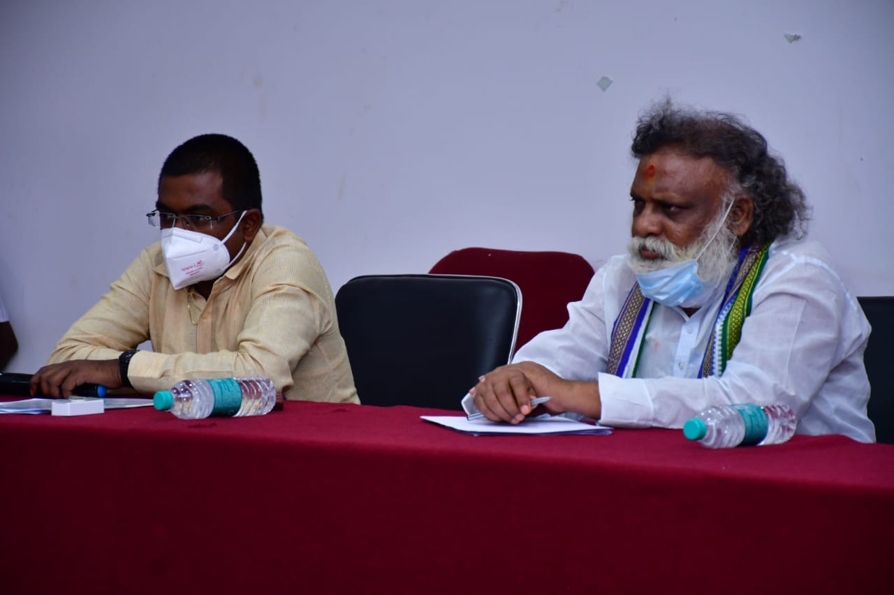 మాట్లాడుతున్న నగర మేయర్​ బీవై రామయ్య