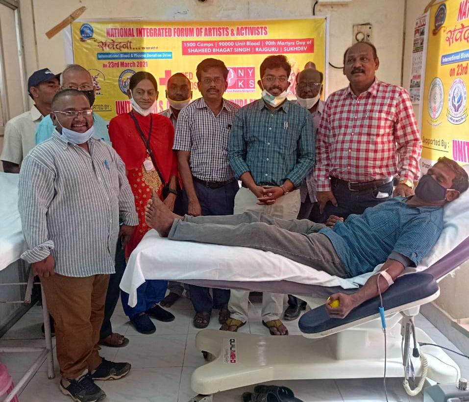 రక్తదానం చేస్తున్న యువకులు