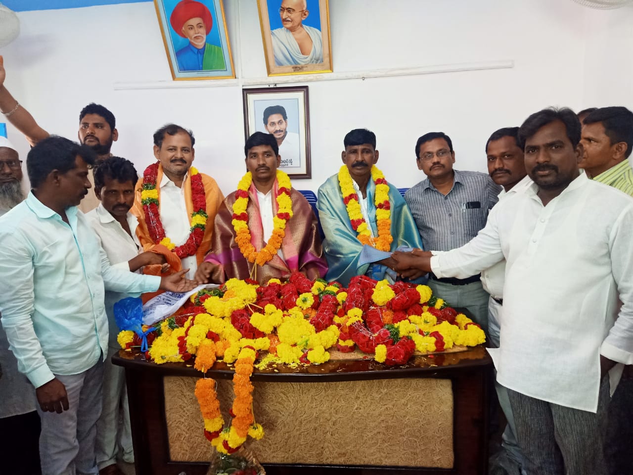 చైర్మన్​ , వైస్​ చైర్మన్​కు శుభాకాంక్షలు తెలుపుతున్న కౌన్సిలర్​ సభ్యులు