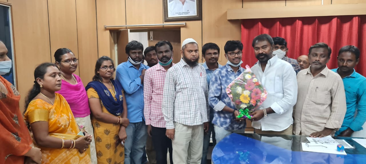 సురేష్​బాబుకు అభినందనలు తెలుపుతున్న అధికారులు , ప్రజలు