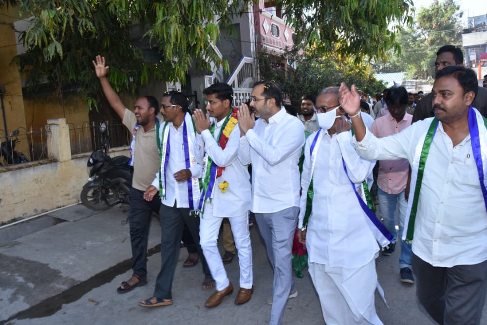 ప్రచారం చేస్తున్న ఎమ్మెల్యే ఎంఏ హఫీజ్​ఖాన్​