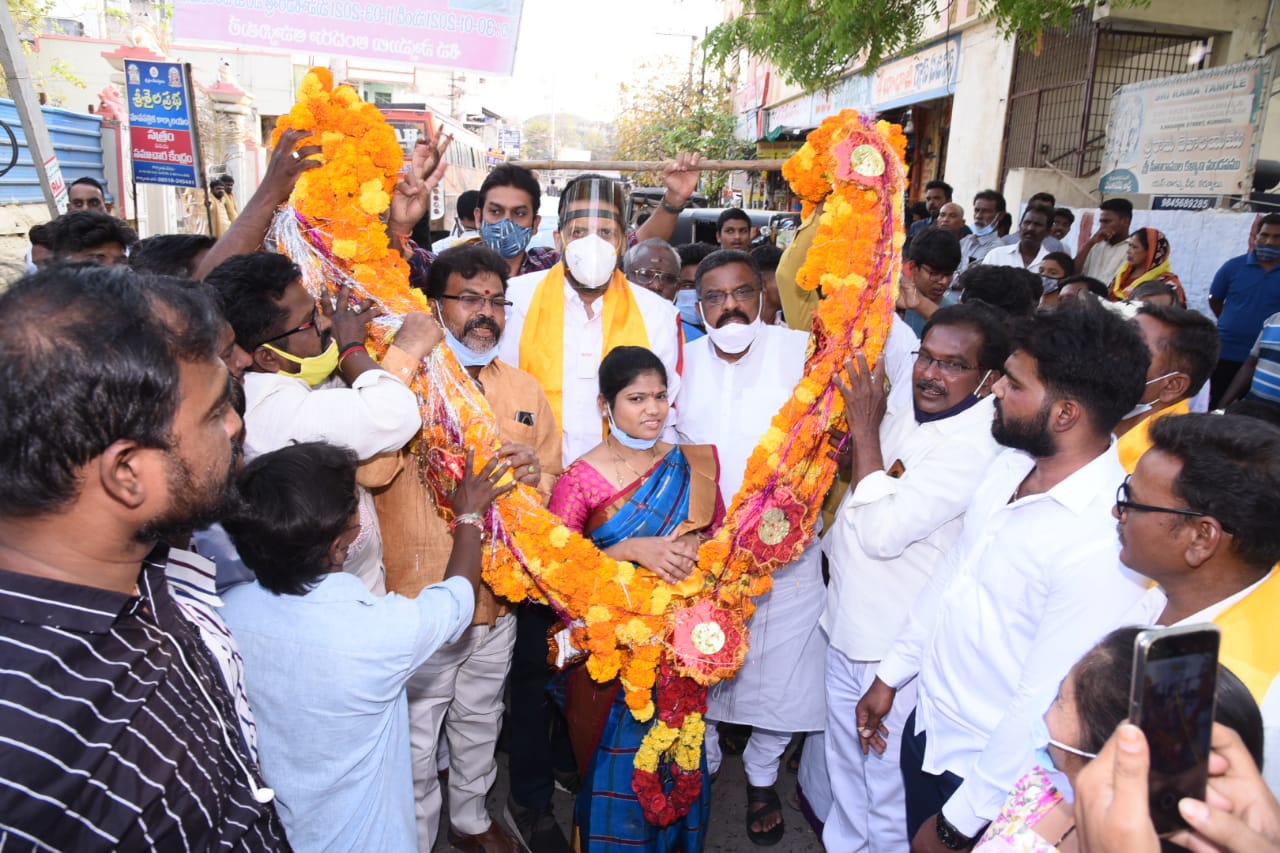 కోట్ల, టీజీ భరత్​ను సన్మానిస్తున్న అభిమానులు, కార్యకర్తలు
