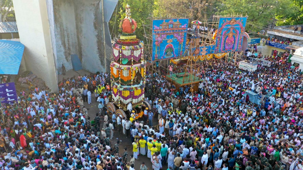 రథోత్సవంలో ఊరేగుతున్న స్వామి అమ్మవార్లు