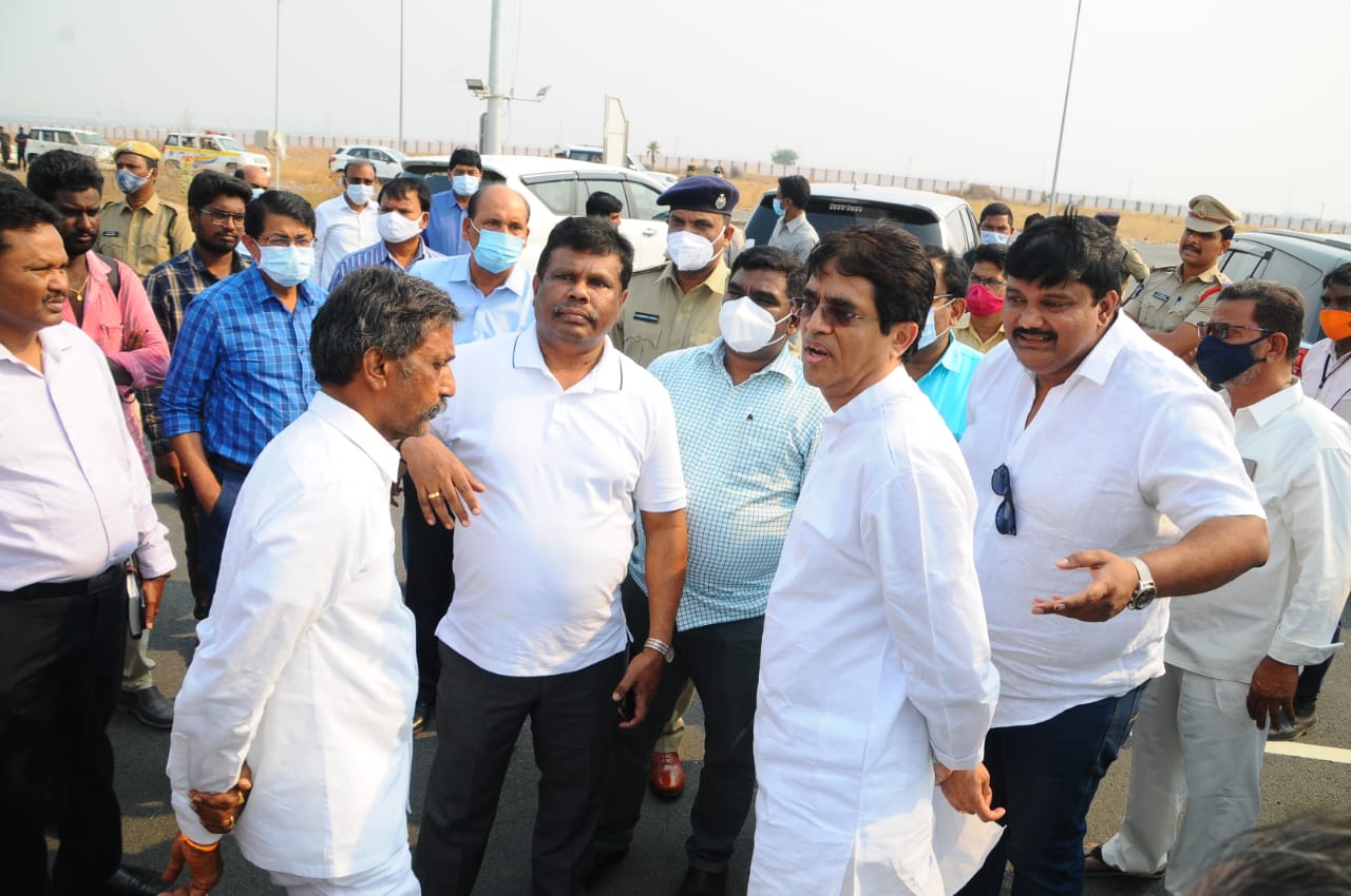 ఎయిర్​పోర్ట్​ ఏర్పాట్లను పరిశీలిస్తున్న మంత్రి బుగ్గన, కలెక్టర్​, ఎస్పీ, పాణ్యం ఎమ్మెల్యే