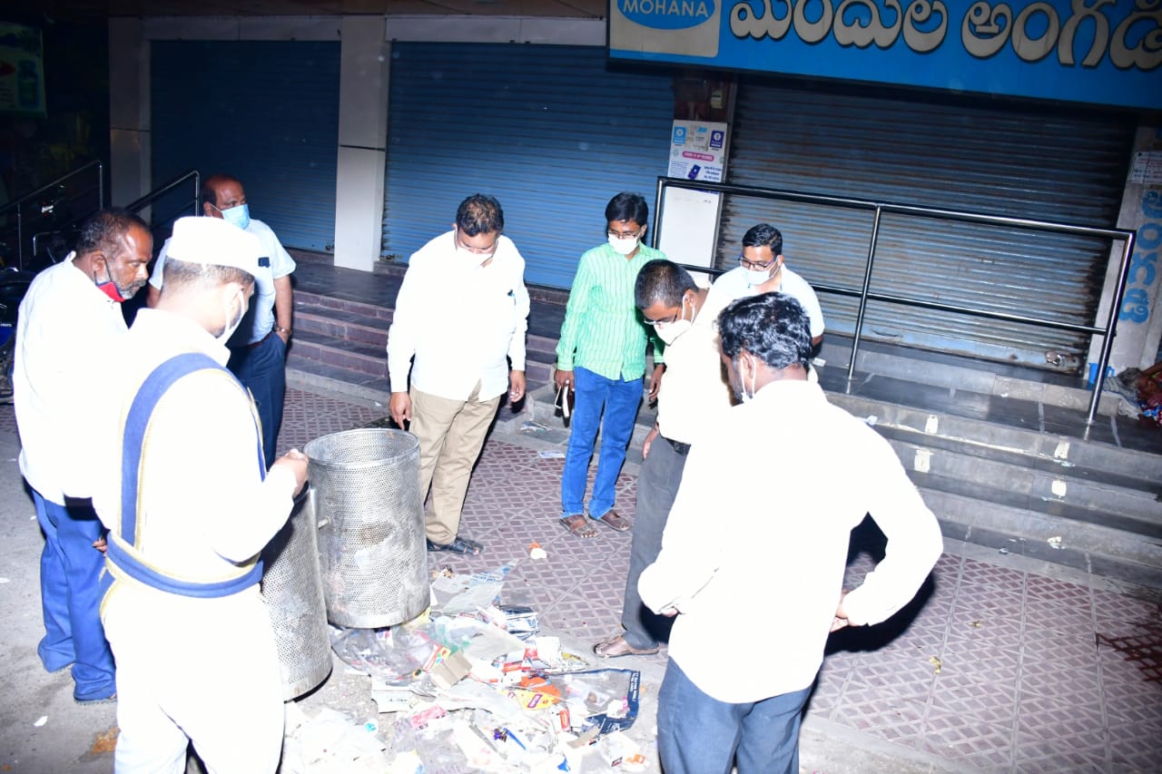 దుకాణాల ముందు చెత్తను తొలగింపజేస్తున్న కమిషనర్​ డీకే బాలాజి
