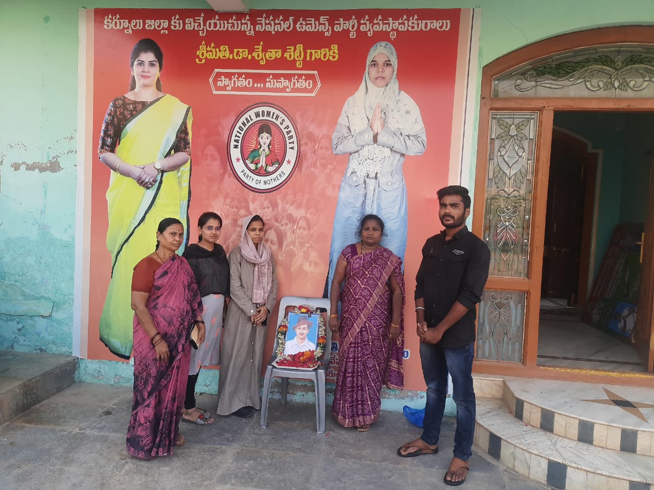 భగత్​ సింగ్​ చిత్రపటానికి పూలమాల వేసి నివాళి అర్పిస్తున్న హసీనాబేగం