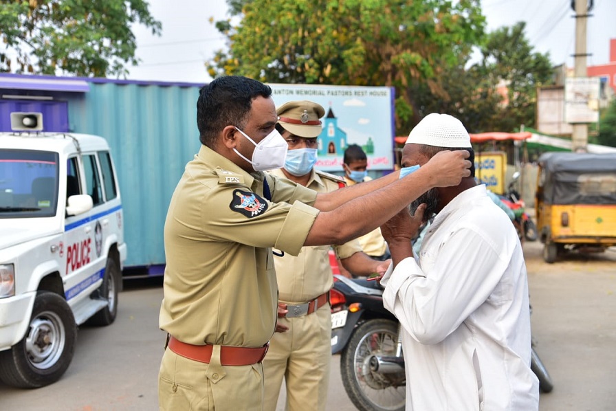 మాస్కులు పంపిణీ చేస్తున్న ఎస్పీ ఫక్కీరప్ప