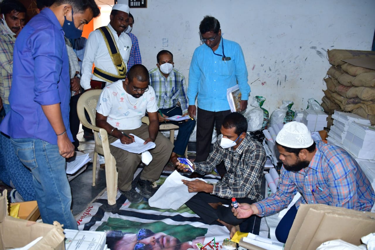 ఎన్నికల సామగ్రిని పరిశీలిస్తున్న కమిషనర్​ డీకే బాలాజి, అధికారులు